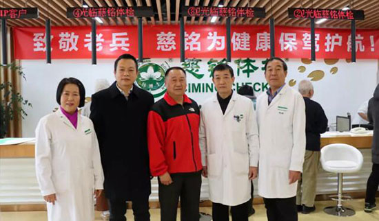 8楊豐偉副書記與房淑華院長(zhǎng)、退伍老兵醫(yī)生和來(lái)體檢退伍老兵合影.jpg