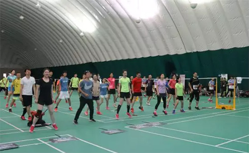 3全體參賽人員在專業(yè)教練的帶領(lǐng)下做賽前熱身運動.jpg