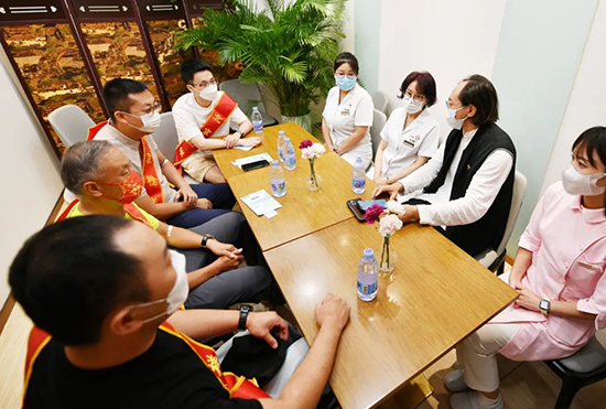 5慈銘體檢董事長胡波與醫(yī)院領導和北京榜樣人員座談會.jpg